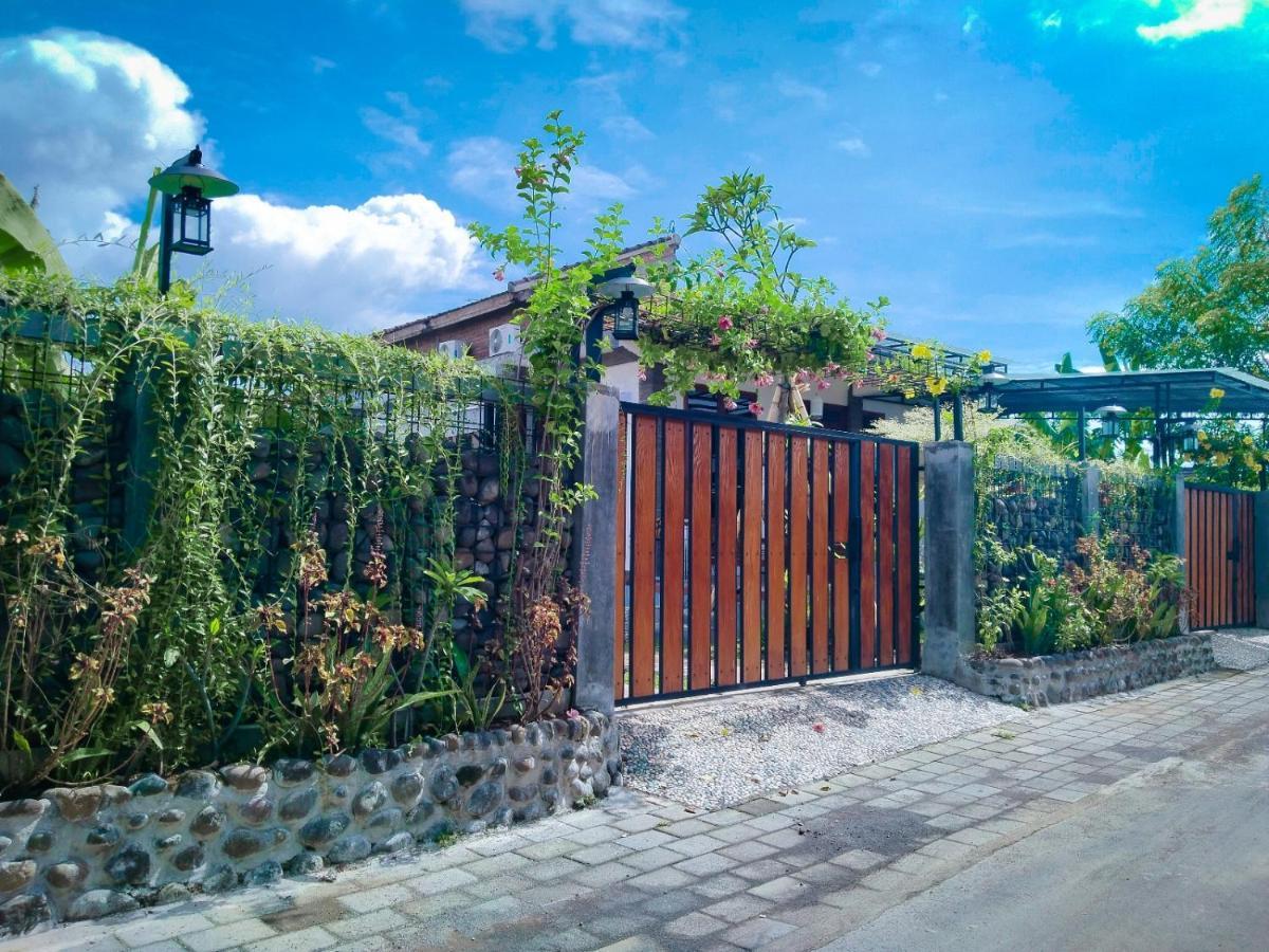 Inn House Homestay Dadapan Buitenkant foto
