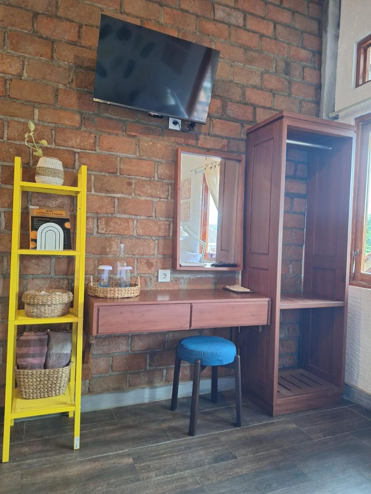 Inn House Homestay Dadapan Buitenkant foto